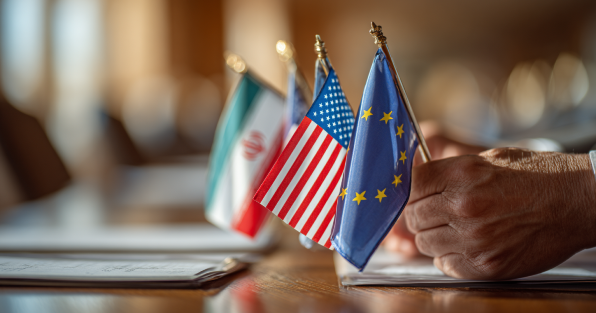 Diplomatieke vergaderruimte met vlaggen van Iran, VS en EU-landen, symbolisch voor internationale nucleaire onderhandelingen