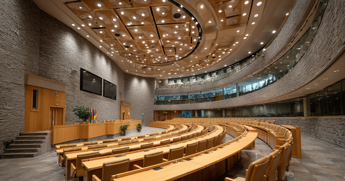 Lege stoelen in de Tweede Kamer die politieke onderhandelingen symboliseren