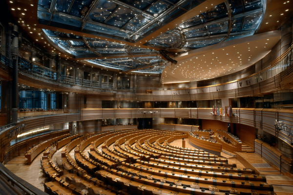 Lege parlementaire zaal die het democratische ratificatieproces symboliseert