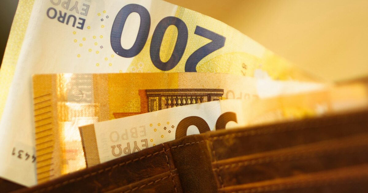 Portemonnee met eurobiljetten, koopkracht en persoonlijke financien