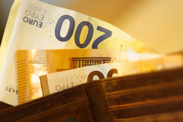 Portemonnee met eurobiljetten, koopkracht en persoonlijke financien