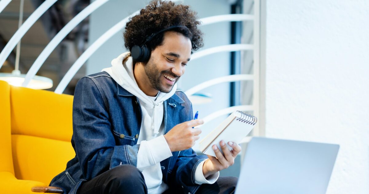 Zelfstandige ondernemer werkt achter laptop, ZZP-wetgeving