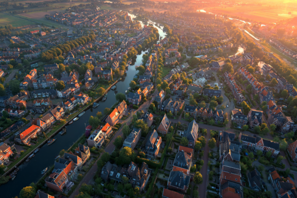 Luchtfoto van Nederlandse woonwijken die de woningmarkt symboliseert