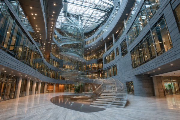 Moderne Europese wetgevingsomgeving met architecturale lijnen en digitale elementen