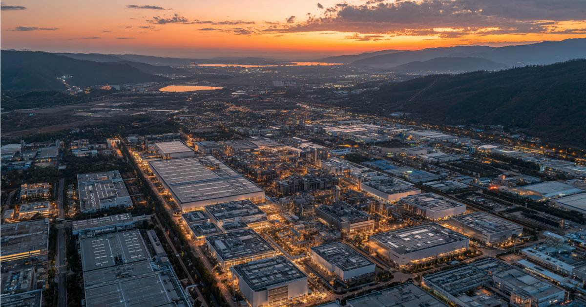 Luchtfoto van een halfgeleiderfabriek die de technologische spanning tussen VS en China symboliseert