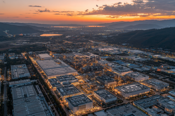 Luchtfoto van een halfgeleiderfabriek die de technologische spanning tussen VS en China symboliseert