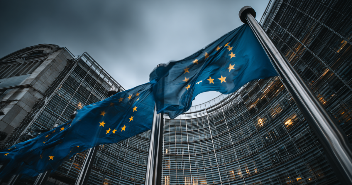 EU-vlaggen wapperen voor een modern overheidsgebouw, symbolisch voor Europees sanctiebeleid