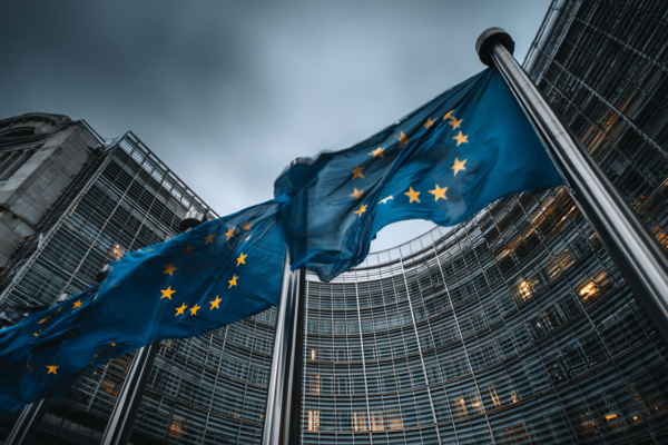 EU-vlaggen wapperen voor een modern overheidsgebouw, symbolisch voor Europees sanctiebeleid