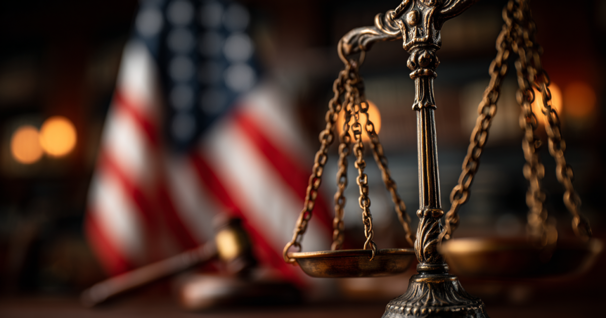 Symbolische weegschaal met Amerikaanse en Californische vlag, representeert de spanning tussen federaal en staatsbeleid