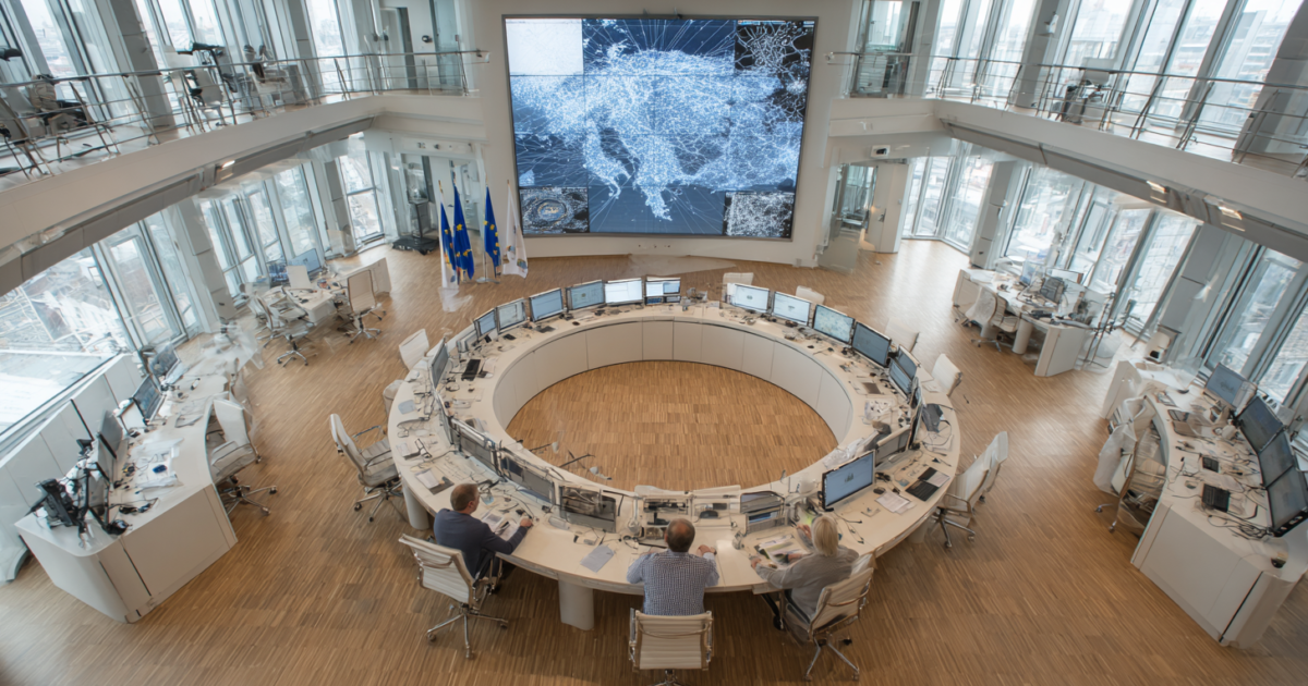 Moderne EU crisiscoördinatiecentrum met officials die gezondheidsdata bespreken