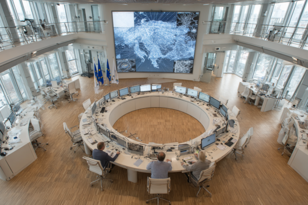 Moderne EU crisiscoördinatiecentrum met officials die gezondheidsdata bespreken