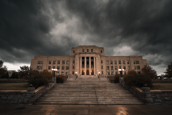 Imposant overheidsgebouw met dramatische belichting, symboliseert institutionele macht en beleidsbepaling
