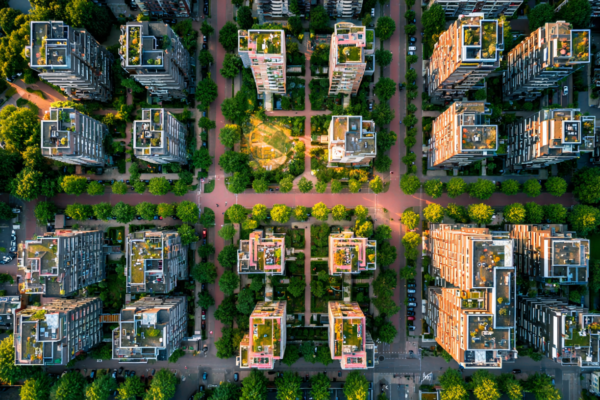 Luchtfoto van een moderne Nederlandse sociale woningbouwcomplex met geometrische appartementenblokken