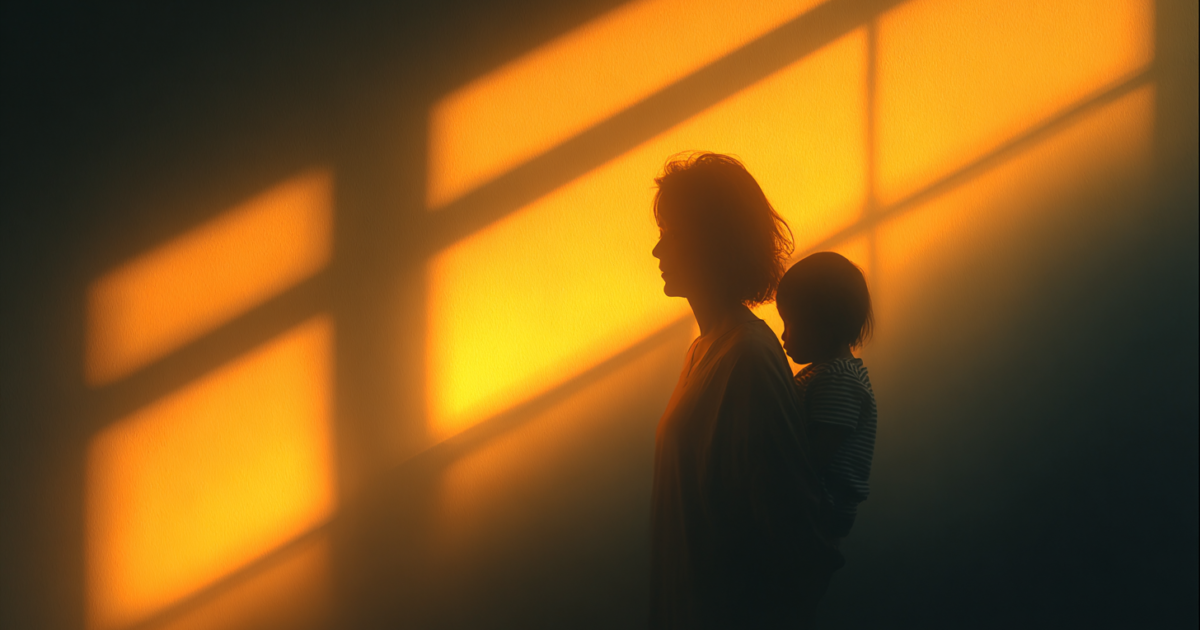 Conceptuele afbeelding van alleenstaande ouder met kind in warm licht