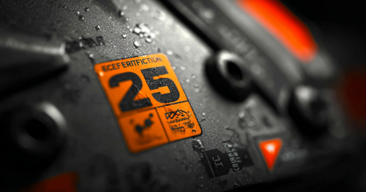 Detailopname van een veiligheidscertificering op een fietshelm, symbolisch voor de nieuwe helmplicht regelgeving