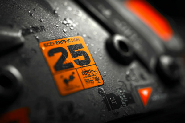 Detailopname van een veiligheidscertificering op een fietshelm, symbolisch voor de nieuwe helmplicht regelgeving