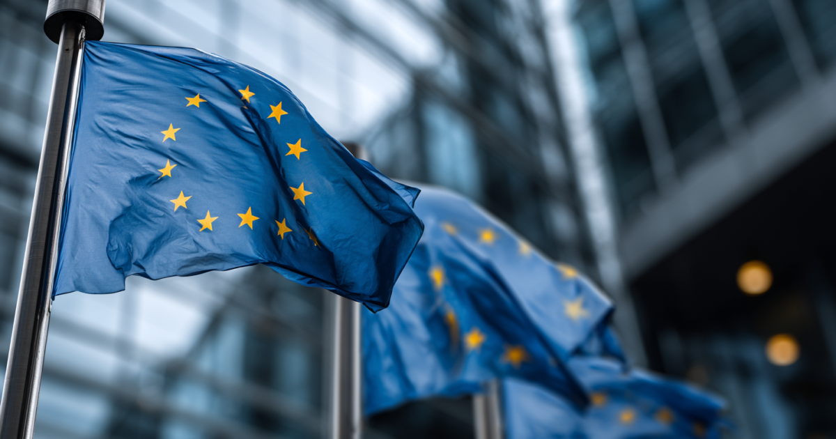 Europese vlaggen voor een modern overheidsgebouw, symbolisch voor Europese samenwerking